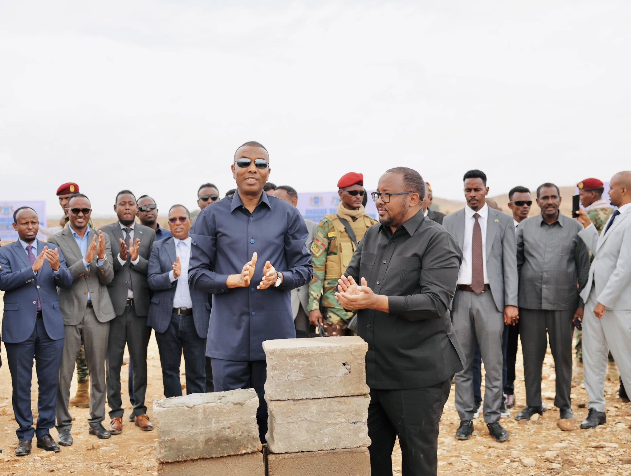 Raysal wasaare Xamse oo mashaariic ka dhagax dhigay Laasacaanood