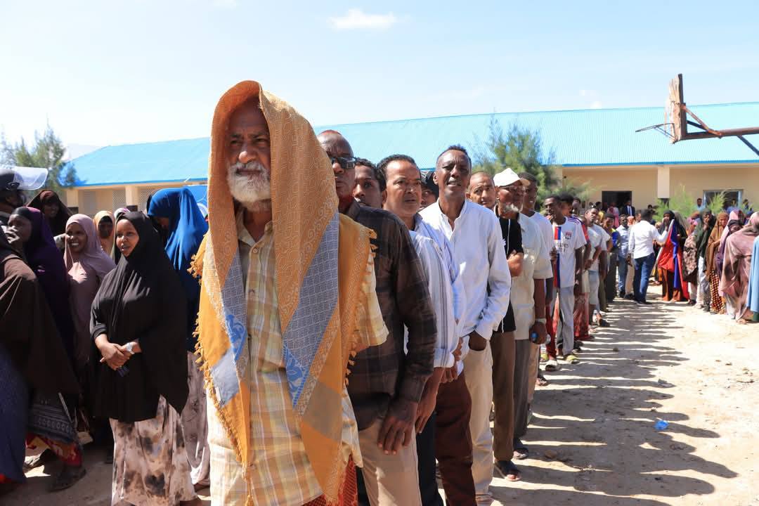 Dadweyne safaf ku jira si ay u qaataan kaarka doorashada