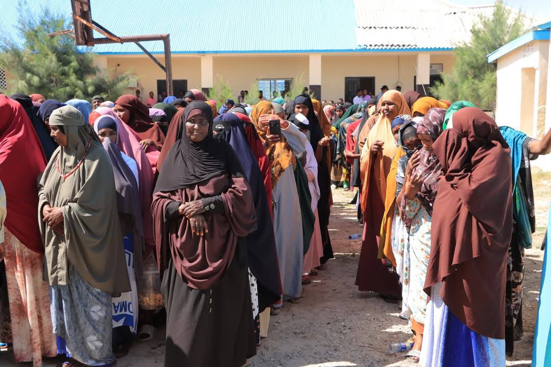 Dadweyne safaf ku jira si ay u qaataan kaarka doorashada