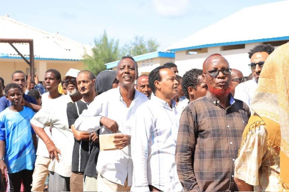 Dadweyne safaf ku jira si ay u qaataan kaarka doorashada