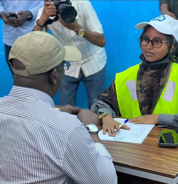 Duqa Muqdisho oo qaatay kaarka codbixinta
