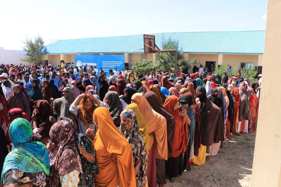 Dadweyne safaf ku jira si ay u qaataan kaarka doorashada